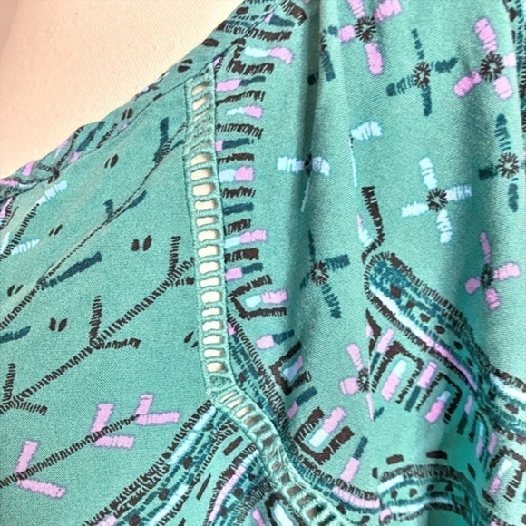 Ava‎ Viv Green & Pink Geometric Rayon Short Sleeve Boatneck Blouse - Picture 5 of 10